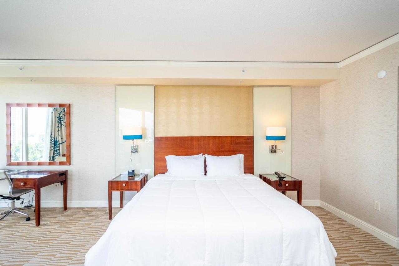 Trump Intl 2 Bedroom Apartment 1600 Sqf Ocean And Bay View Съни Айлс Бийч Екстериор снимка